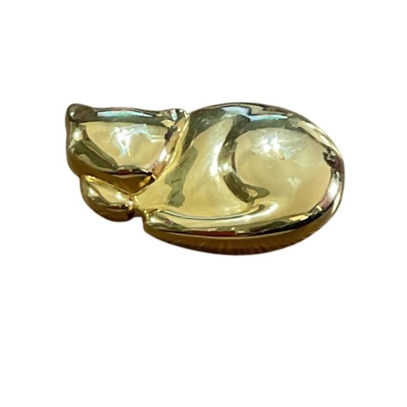 Liz Claiborne Inc Jewelry - Liz Claiborne Cat Brooch Pin Sleeping Gold Tone Glossy Vintage Signed 1.75"